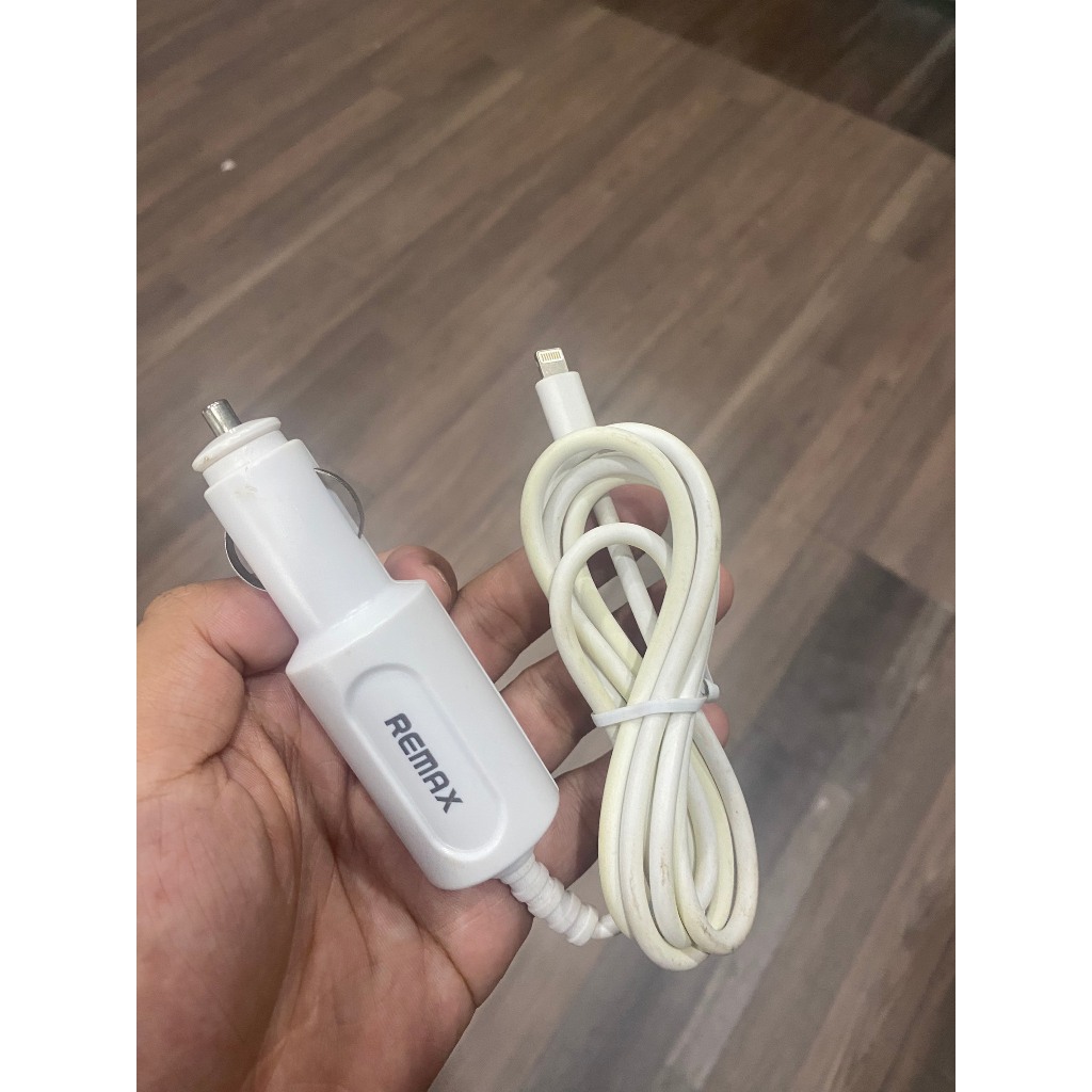 Tẩu sạc nhanh REMAX có sẵn dây cho iPhone/iPad trên ô tô 3