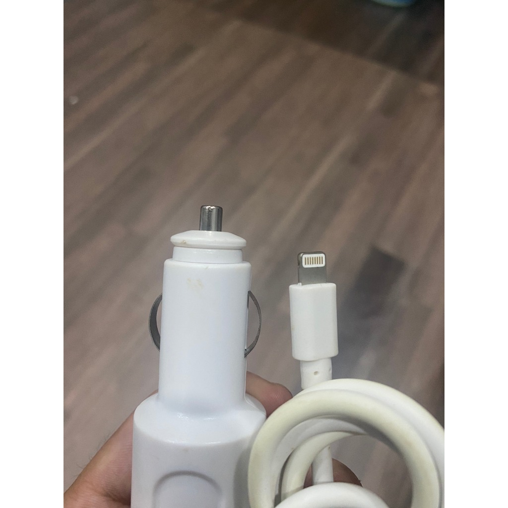 Tẩu sạc nhanh REMAX có sẵn dây cho iPhone/iPad trên ô tô 2